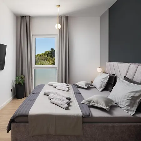 Ines, First Row,heated Pool&spa, Near Trogir/split Kaštela